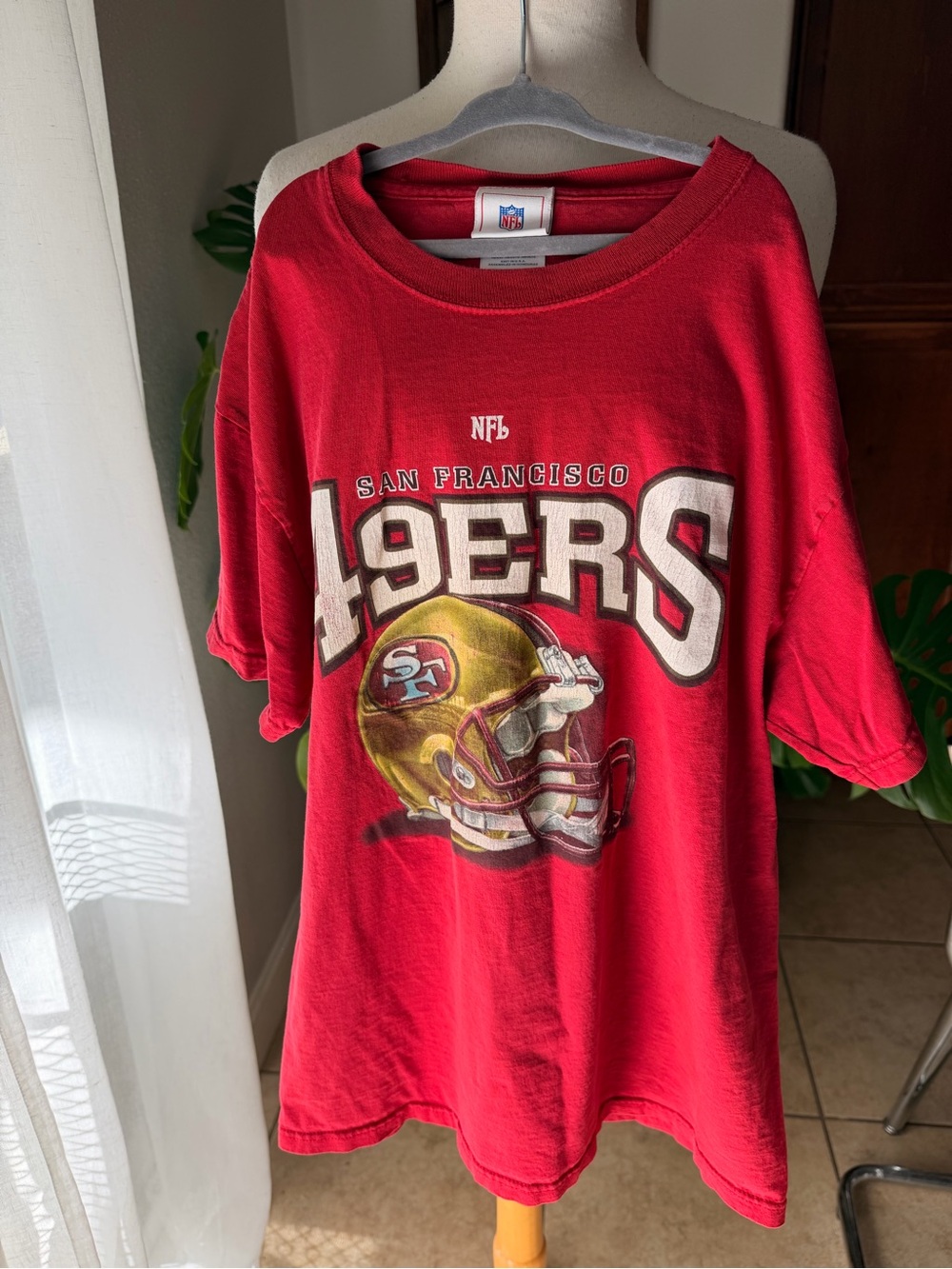 Vintage San Francisco 49ers NFL Helmet Graphic T-Shirt Red Size M